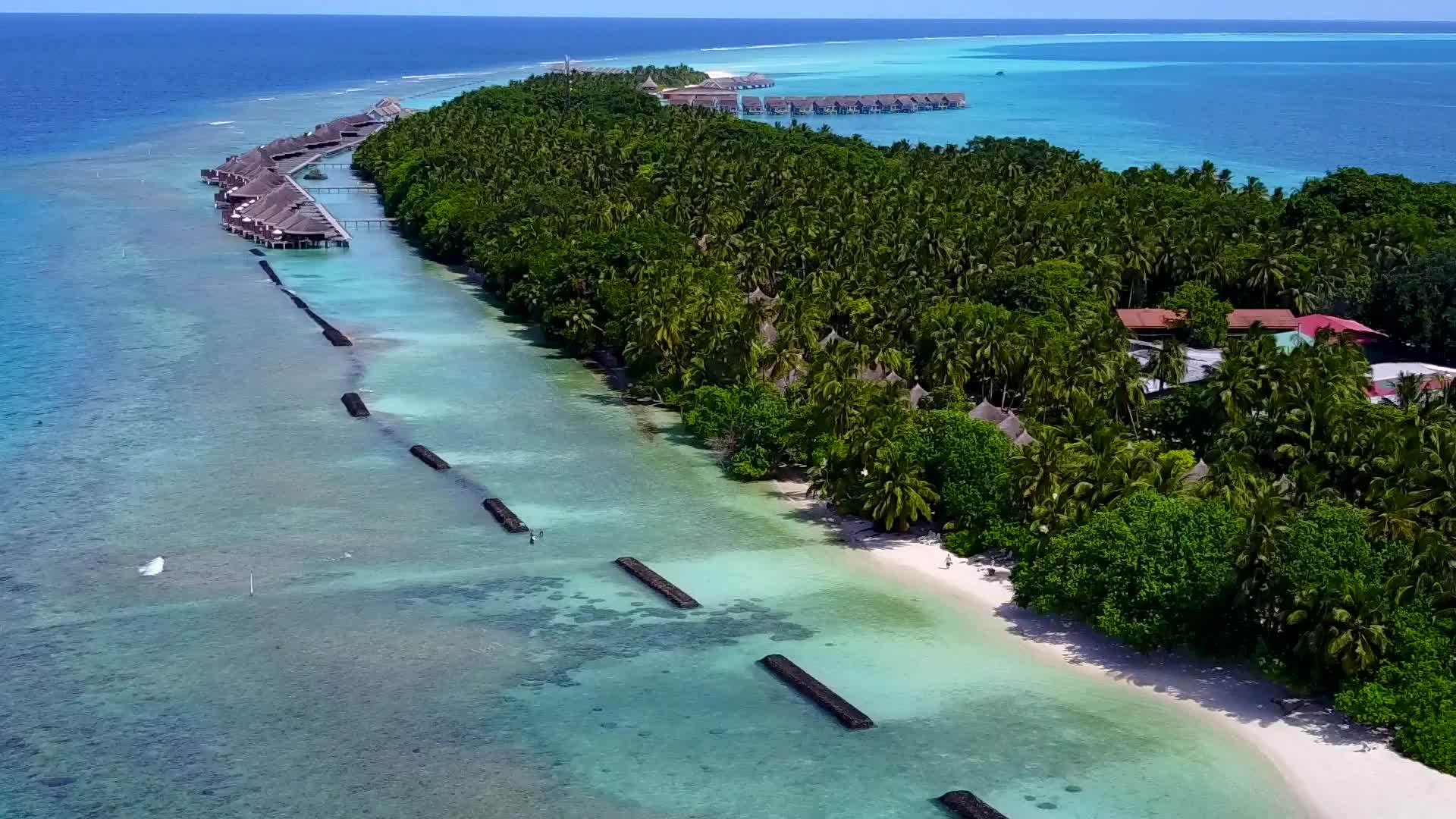 平静的环礁湖海滩以浅水和白沙底浅水为航程视频的预览图