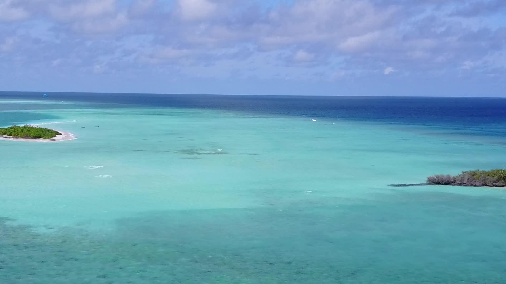 以蓝海和浅沙为背景的海滩之旅BlueseaSeaView视频的预览图