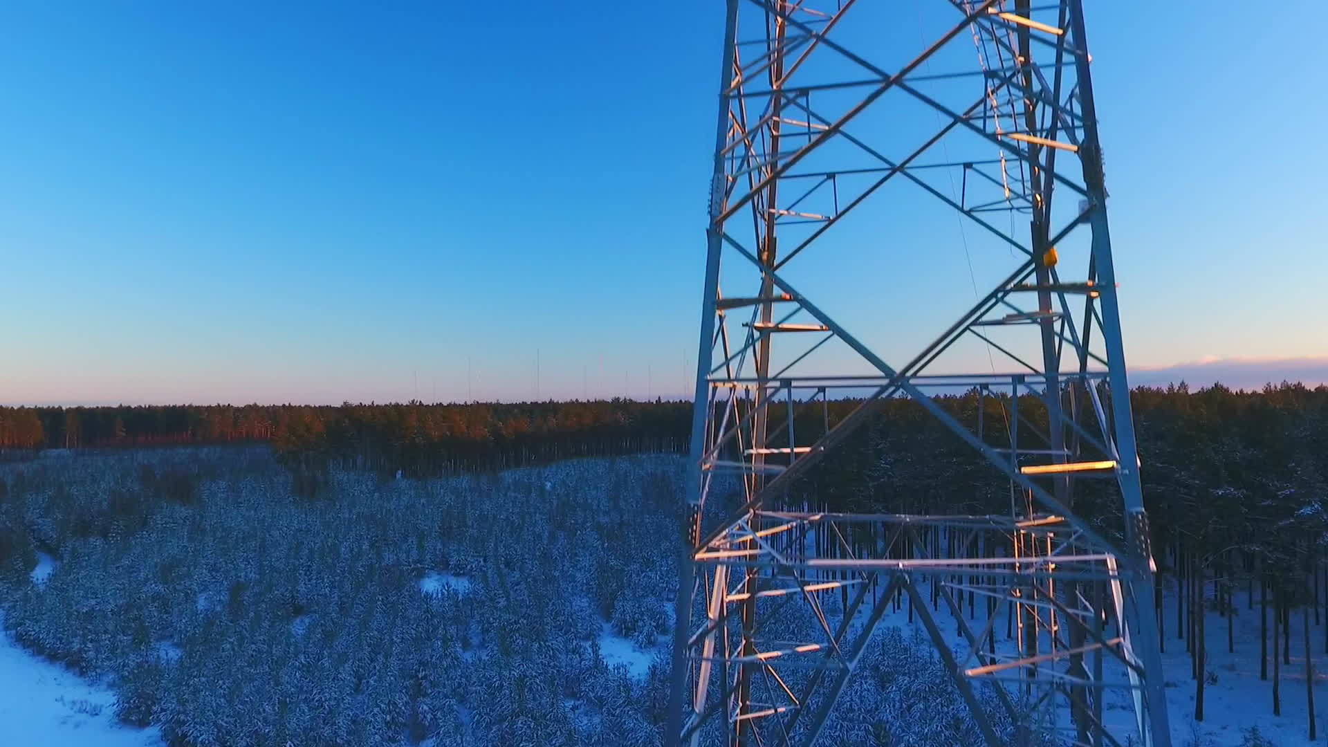 冬季森林电塔池空中景观电信视频的预览图