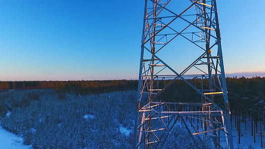 冬季森林电塔池空中景观电信视频的预览图