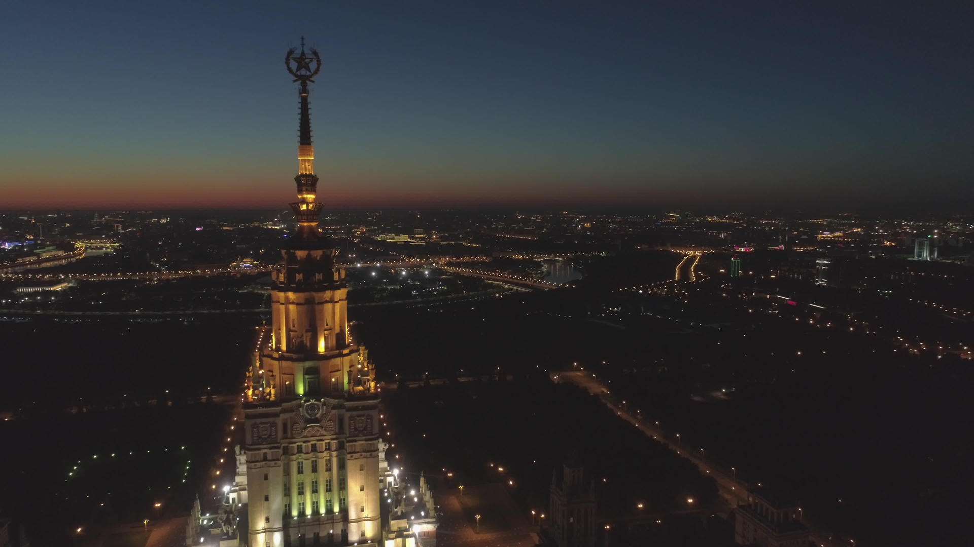 在晨光中莫斯科国立大学和城市景观被照亮俄罗斯鸟瞰无人机视频的预览图