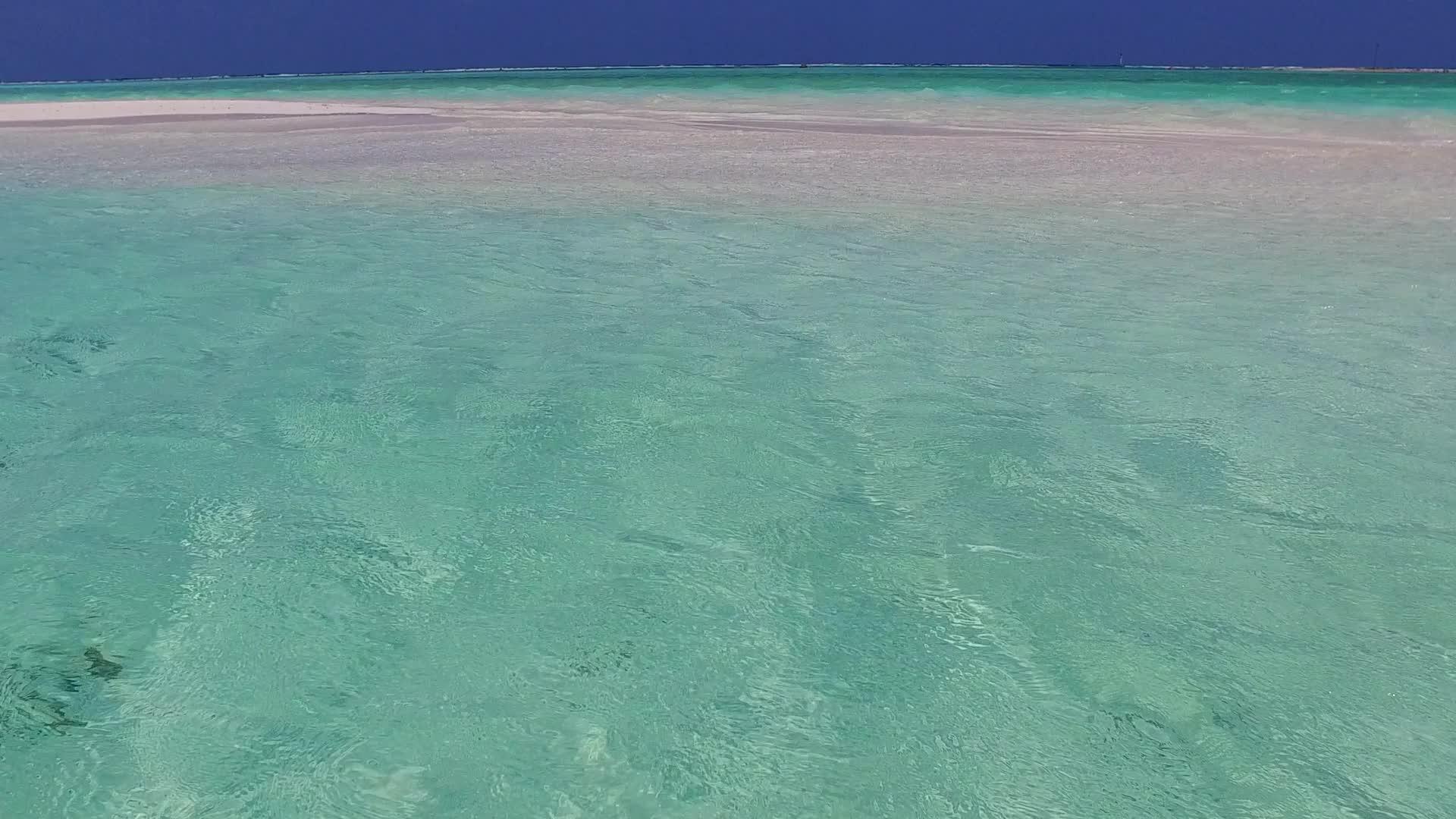以透明明沙背景的海洋为例在天空中环礁湖海滩度假视频的预览图