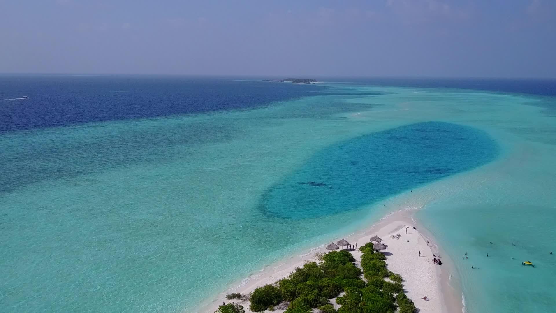海洋泻湖海滩的险空中无人机使用明亮的沙子背景和透明的水视频的预览图