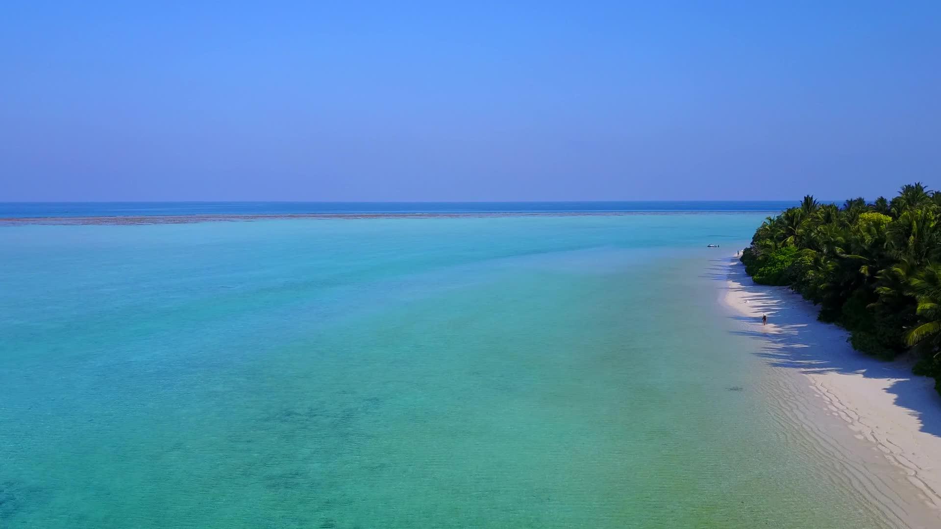 蓝海和白色海滩背景海洋海岸海滩旅行无人驾驶飞机抽象抽象视频的预览图