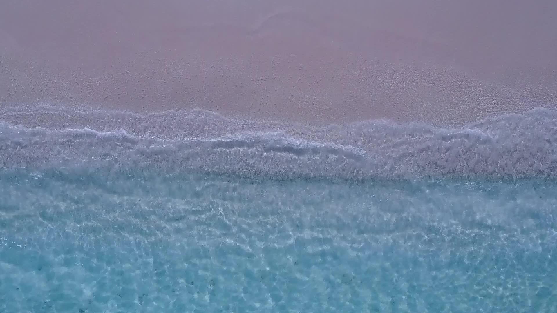 蓝色海洋和白色沙底蓝海天堂湾海滩假日天空无人驾驶飞机视频的预览图