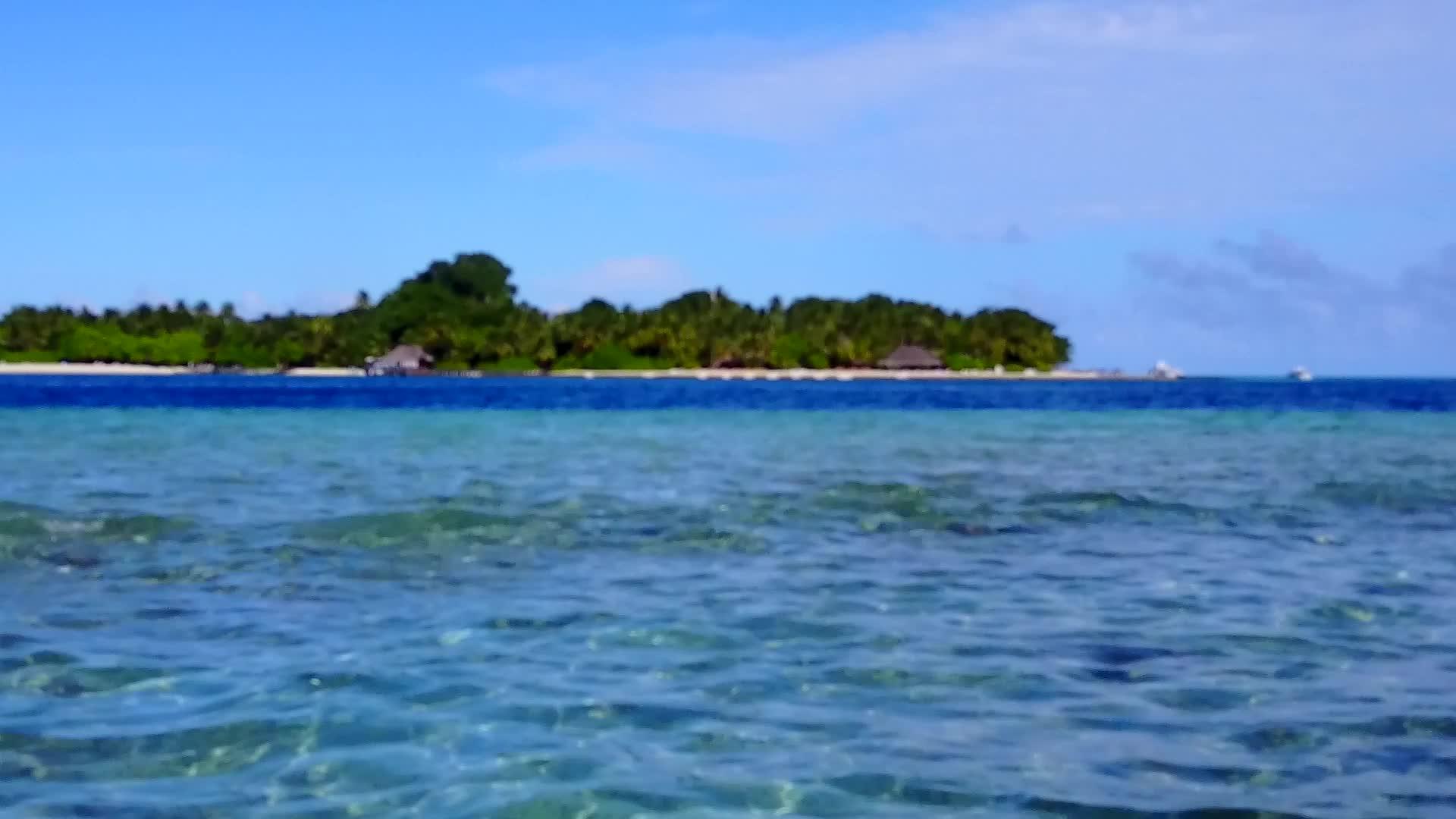 用蓝绿色的水和白色的沙子来观赏完美的海滩海滩海滩视频的预览图