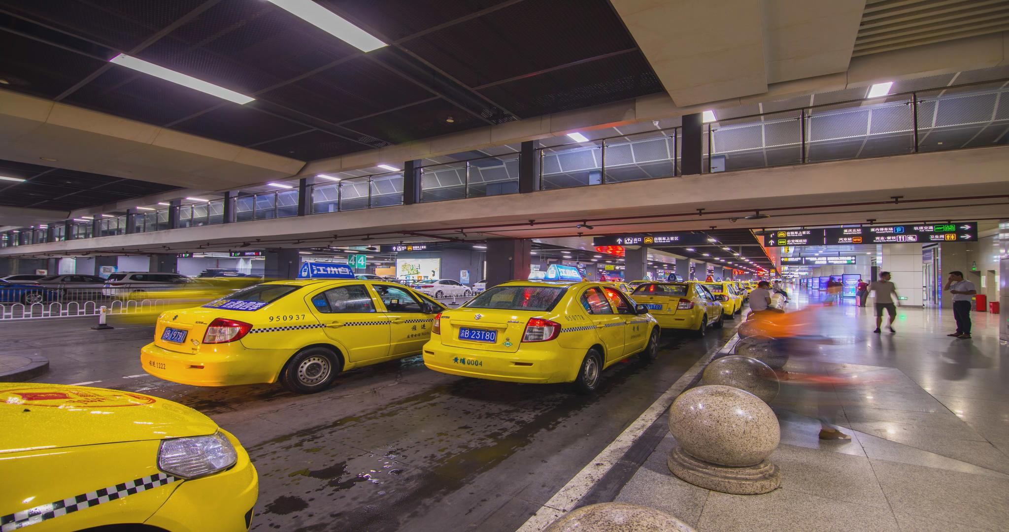 重庆北站出租车上下客视频素材视频的预览图