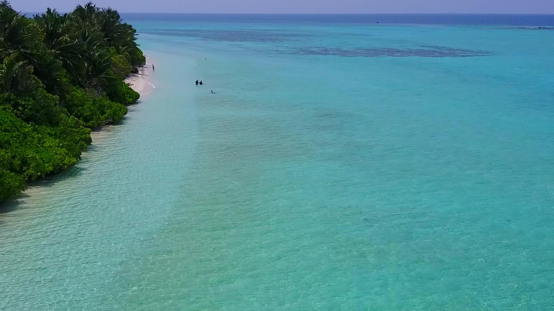 清澈的海水和白色的海滩视频的预览图