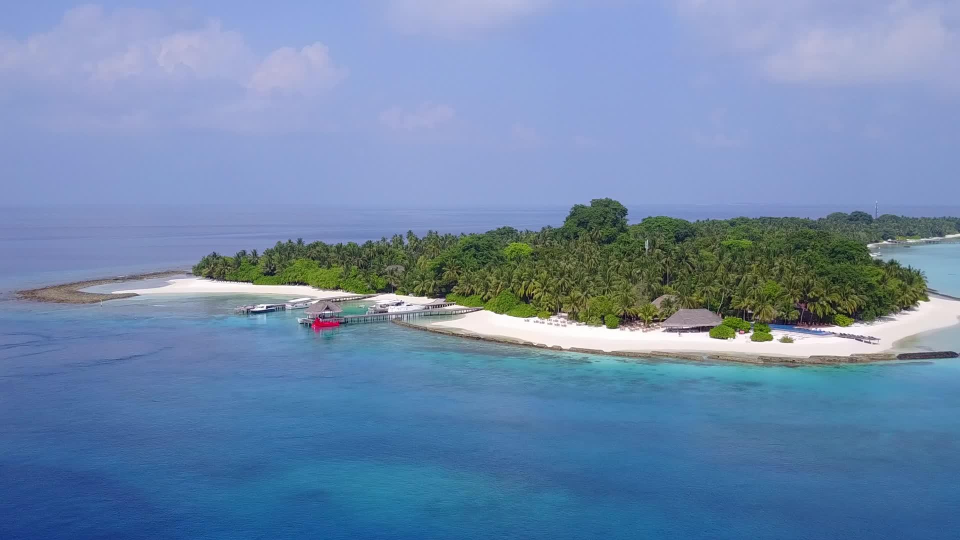 天堂度假村海滩时间的空中海景是蓝色海洋和白色含沙背景视频的预览图