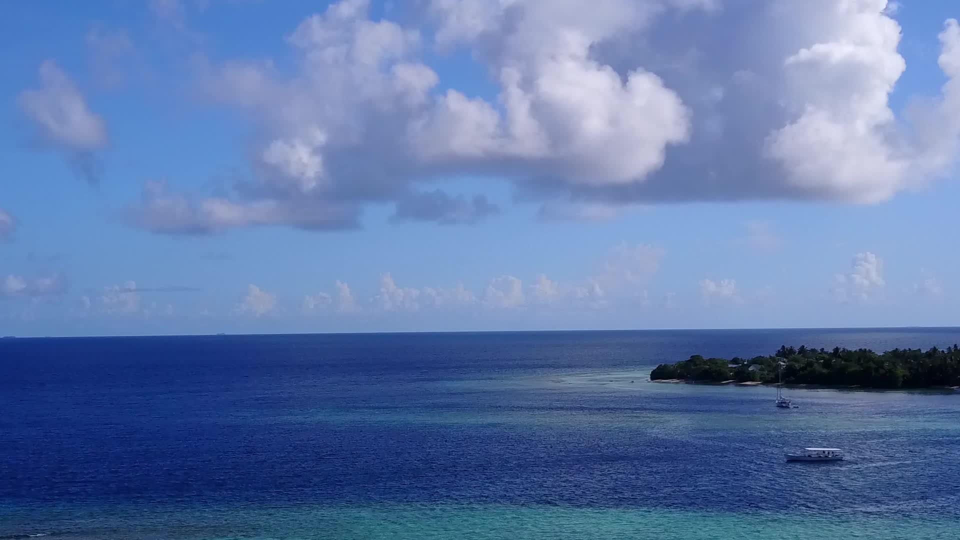 白沙背景蓝水热带海湾海滩无人机全景视频的预览图