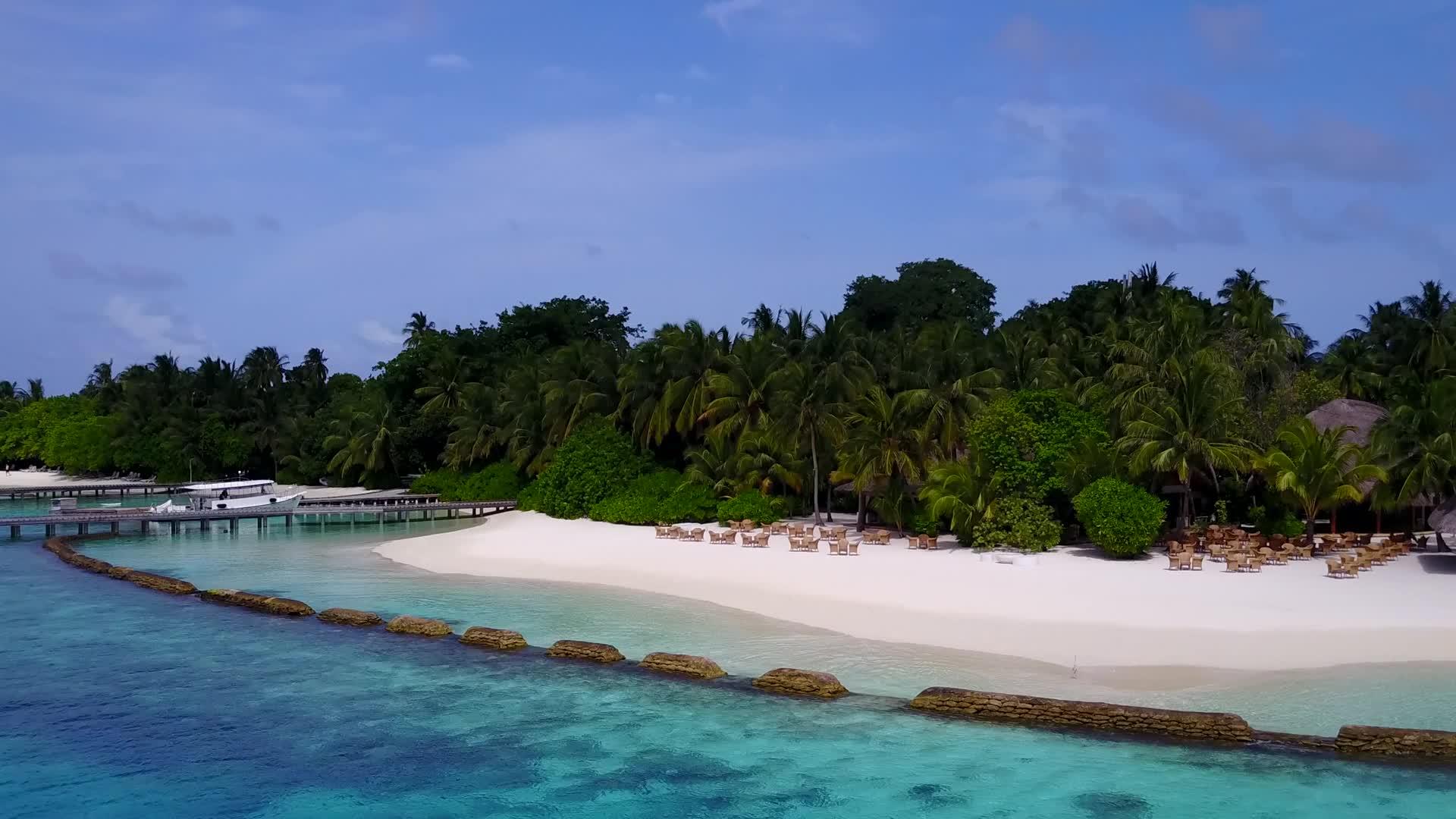 白沙背景绿松石环礁环礁湖放松海岸海滩假日空中观赏视频的预览图