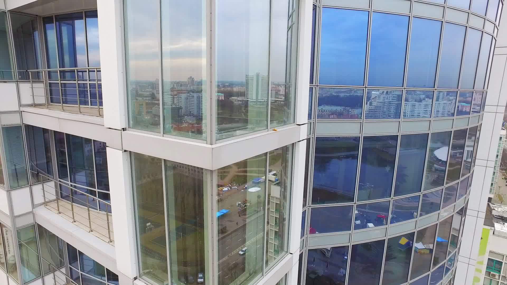 玻璃窗商业建筑的反射城市视频的预览图