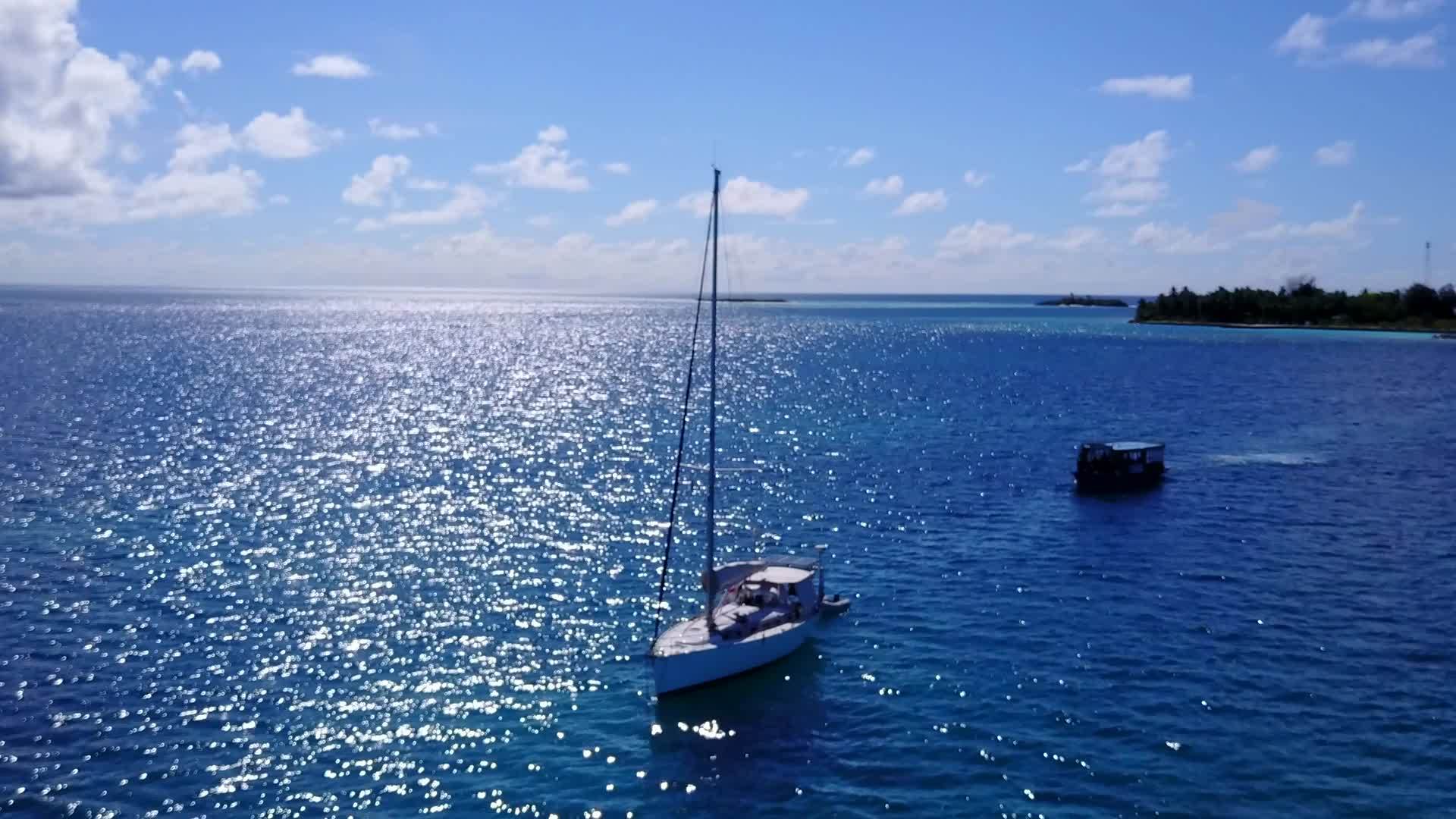 热带岛屿沿着蓝水和白色沙滩旅行视频的预览图
