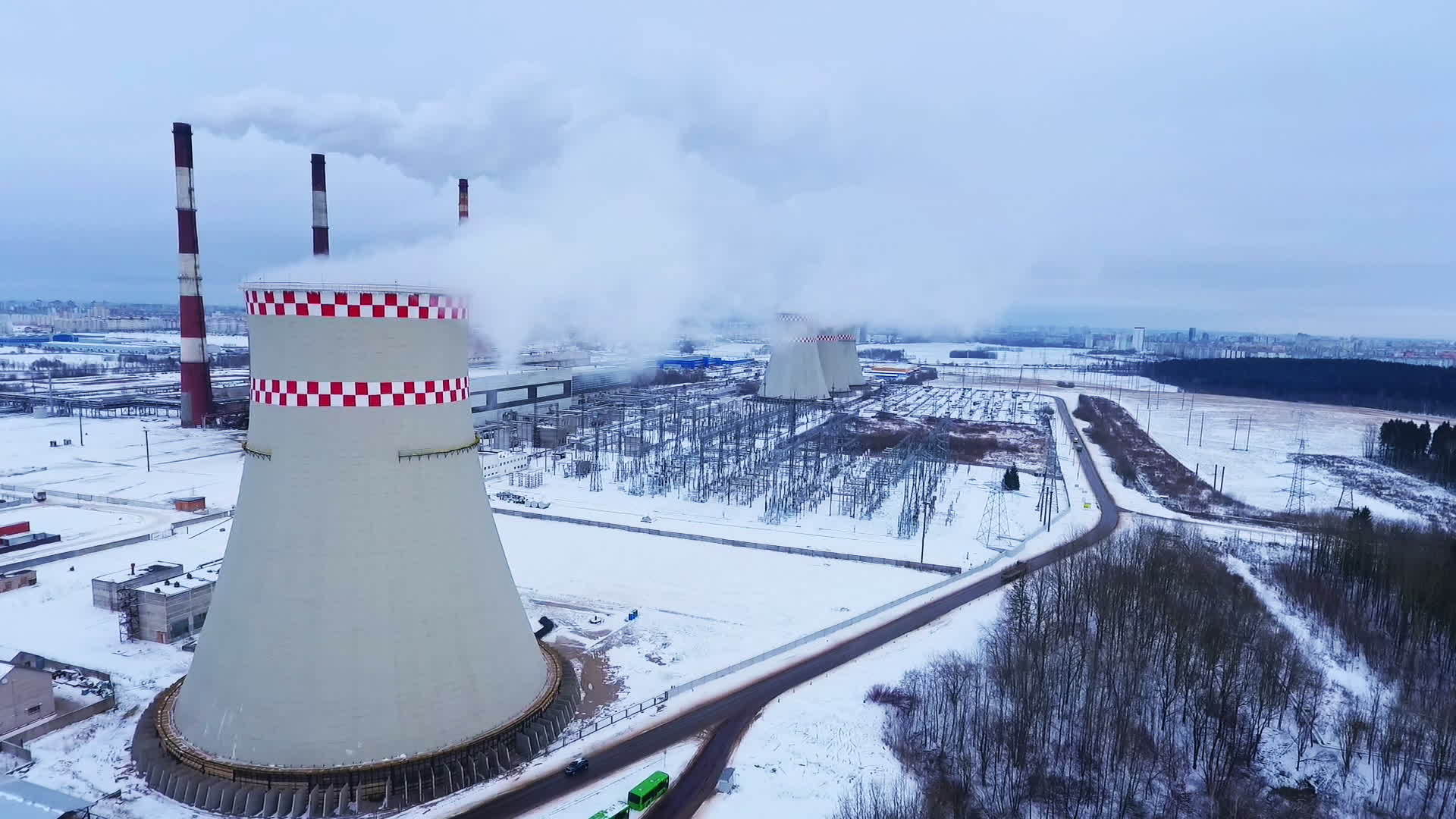 工业厂烟囱雾在热电厂空中观察视频的预览图