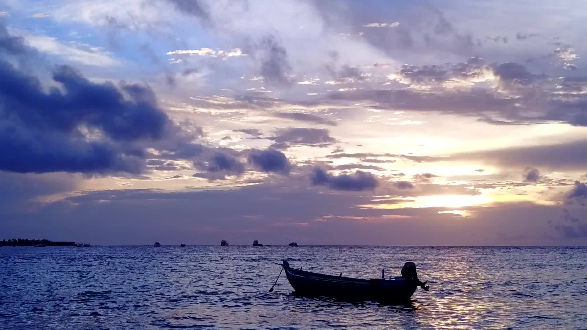 以白沙底蓝海为蓝海旅游平静旅游海滩空中全景视频的预览图