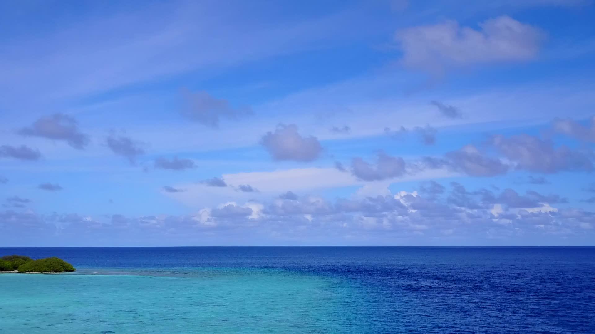 以蓝海和白沙为背景空中无人驾驶飞行进行豪华海滩度假视频的预览图