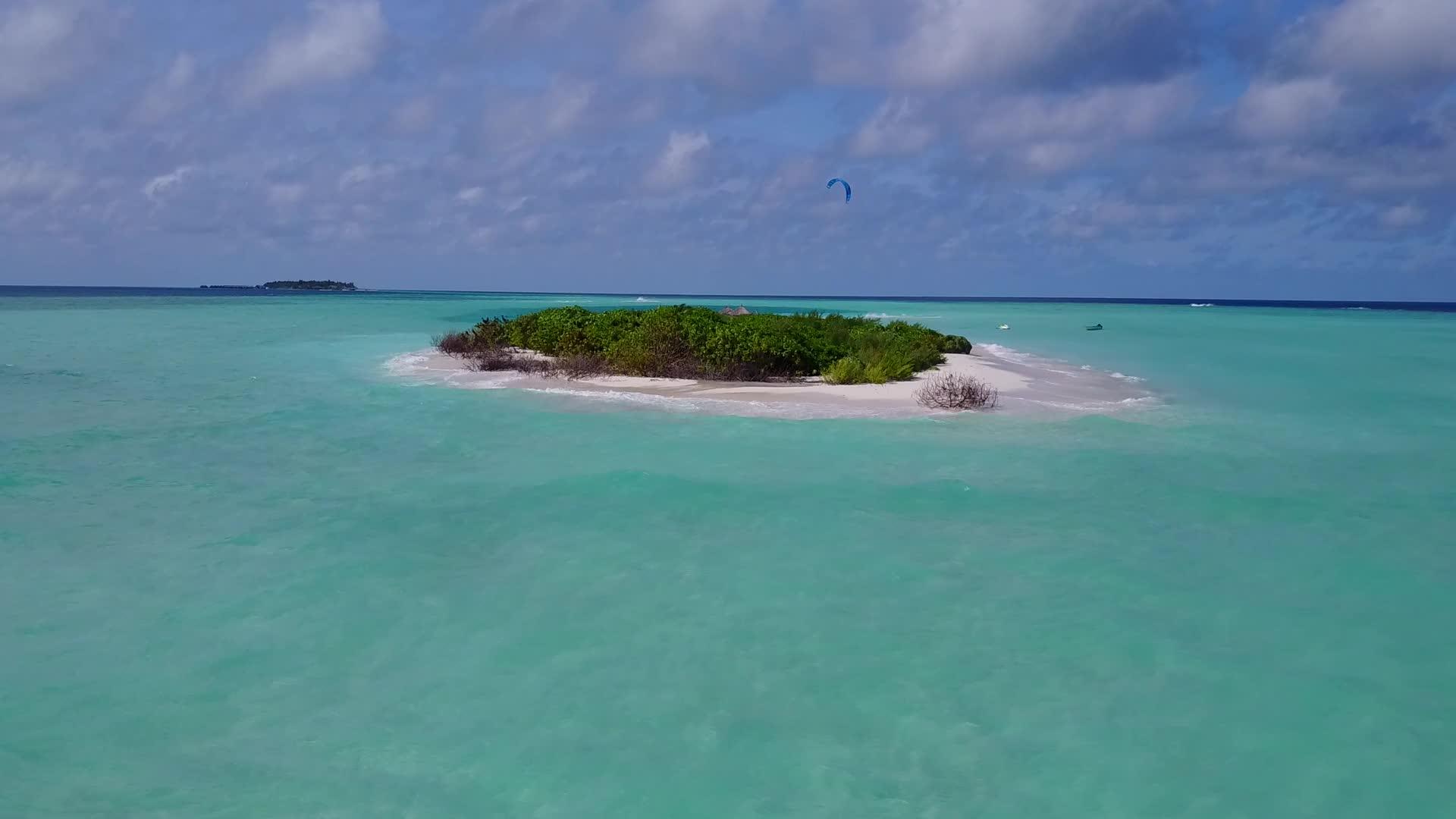 蓝绿海和白沙放松旅游海滩视频的预览图