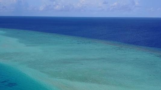 热带海岸线海滩生活方式通过清晰的环礁湖和白色沙滩背景视频的预览图