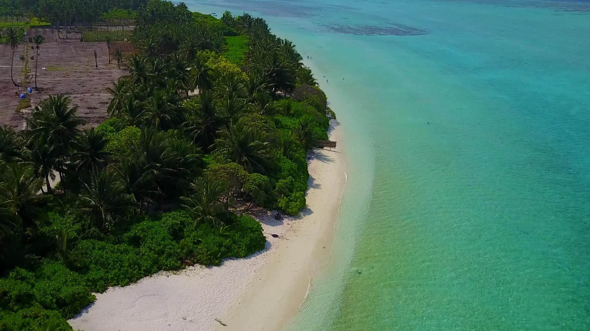 在蓝海和白沙的背景下美丽的海滩度假空中无人机旅行视频的预览图