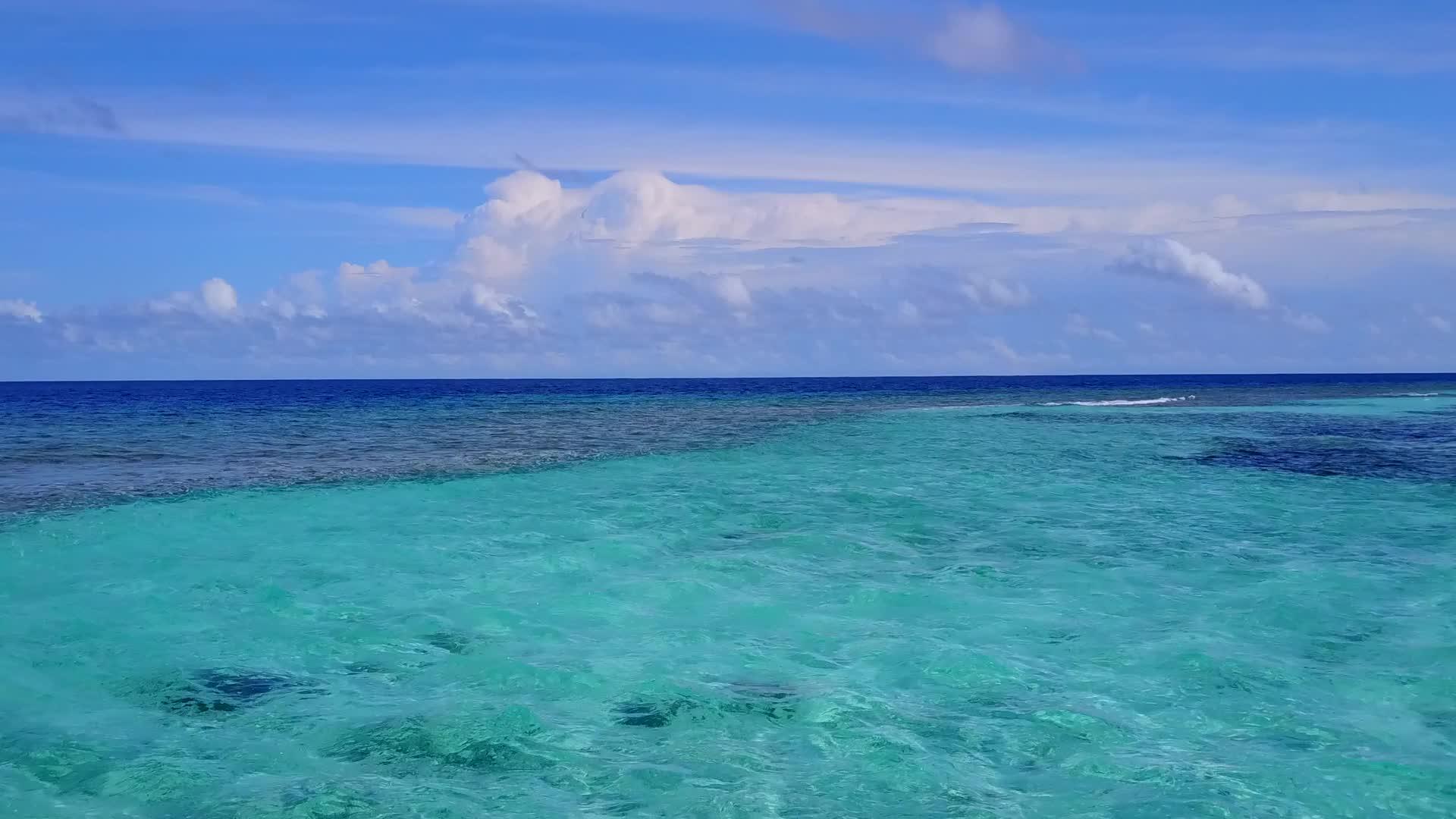 白沙背景蓝绿水天堂湾海滩航行无人机观天空视频的预览图