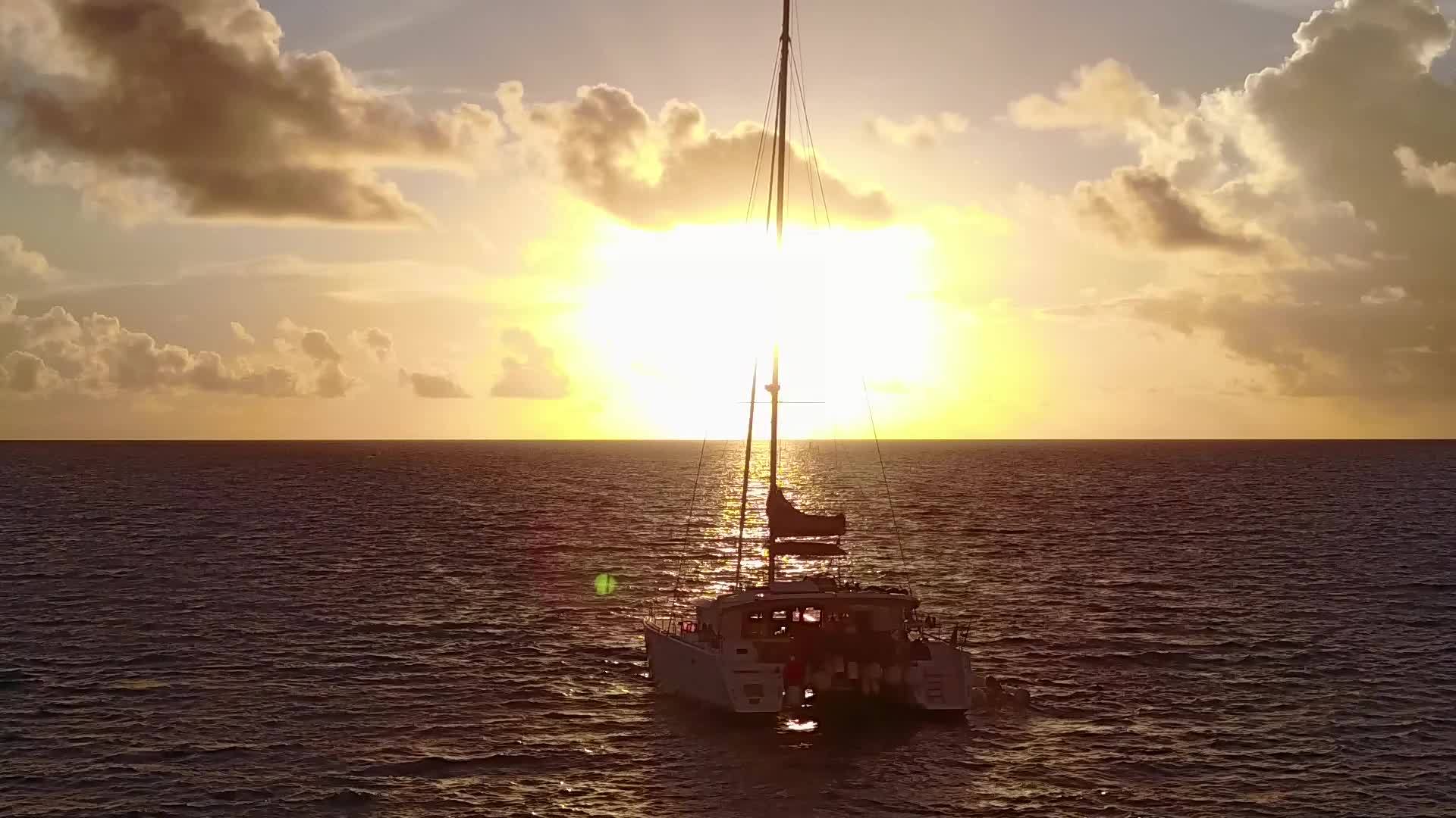 以蓝海和白色沙滩为背景的豪华岛屿海滩度假的自然性质视频的预览图