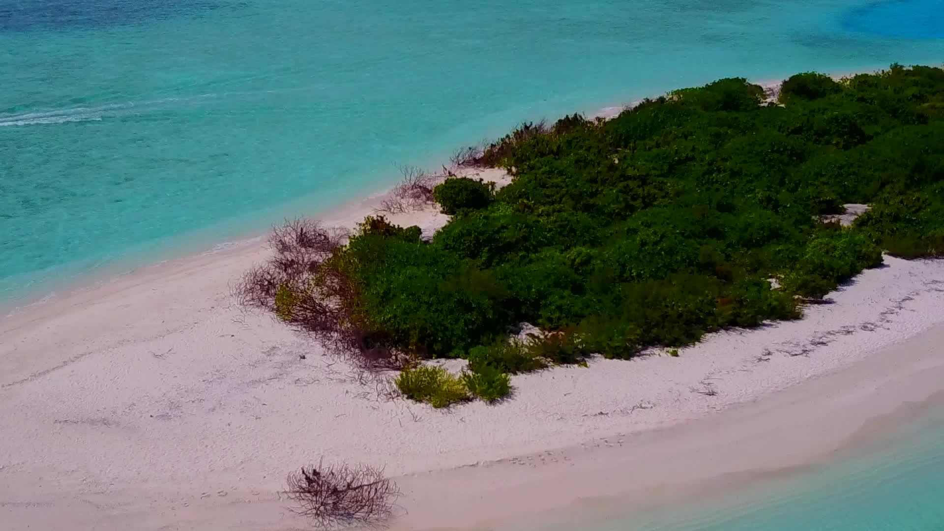 蓝绿海白沙背景豪华海滨旅游无人机空中旅游视频的预览图
