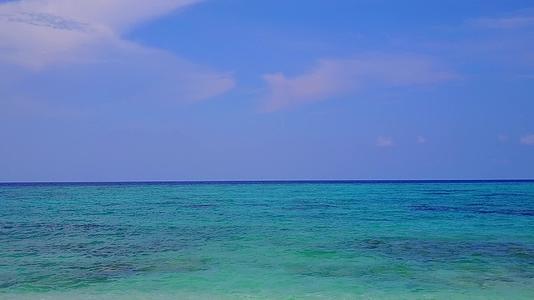 蓝色环礁和白色沙底蓝色背景的海滨野生生物天堂海滩野生海滩视频的预览图