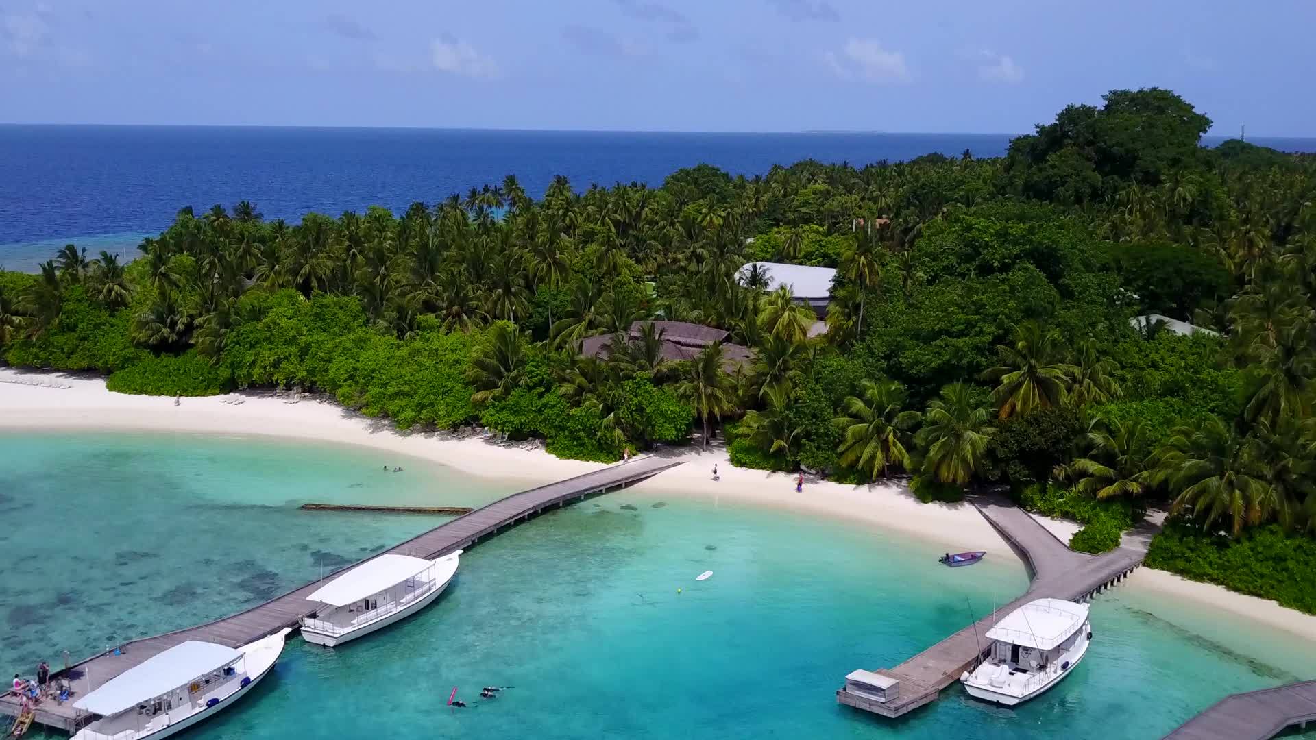 完美的岛屿海滩旅行有绿色的海洋和清洁的沙土背景视频的预览图