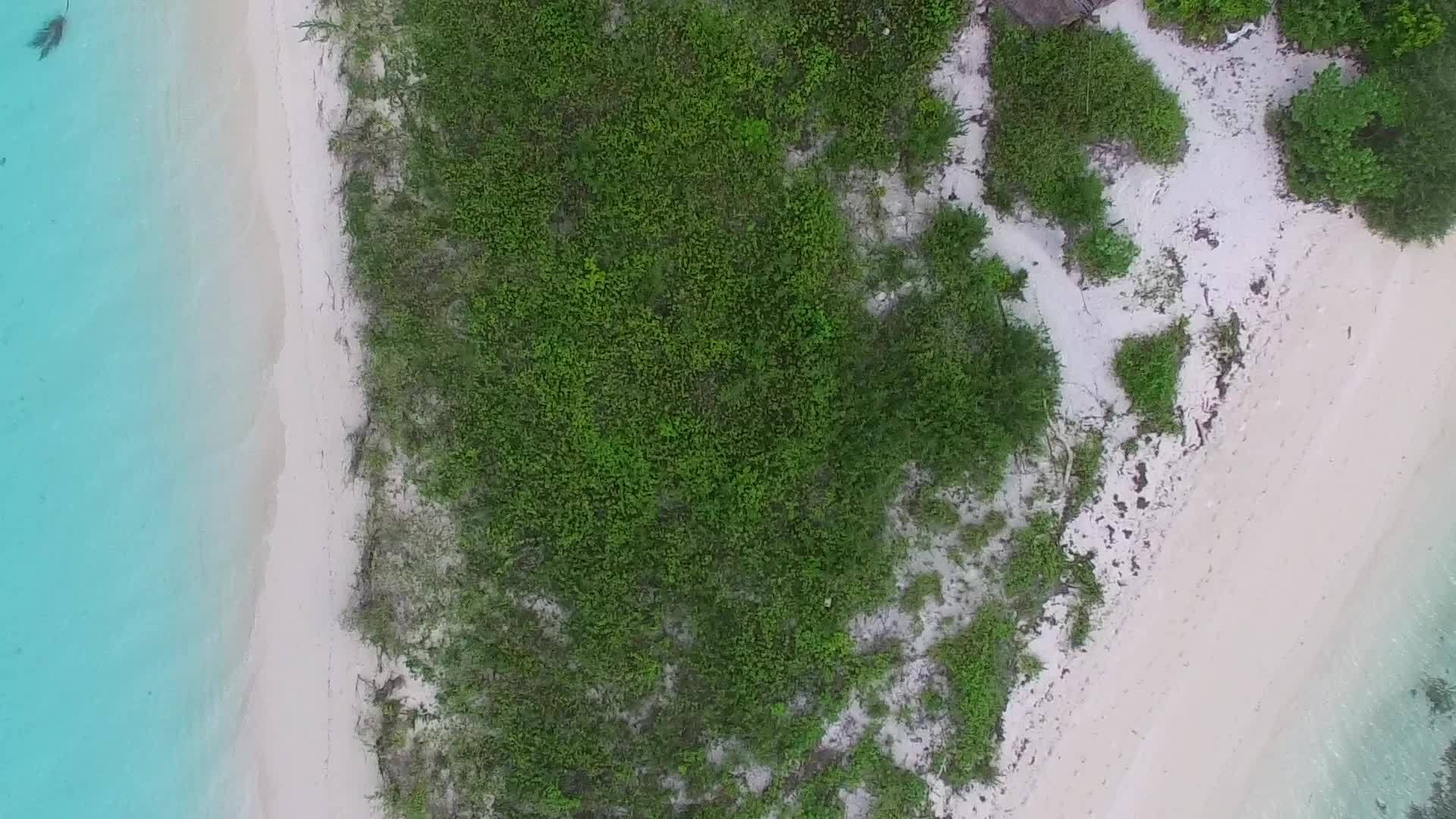 蓝色环礁湖和白色沙沙背景的豪华海滩海滩生活方式场景视频的预览图