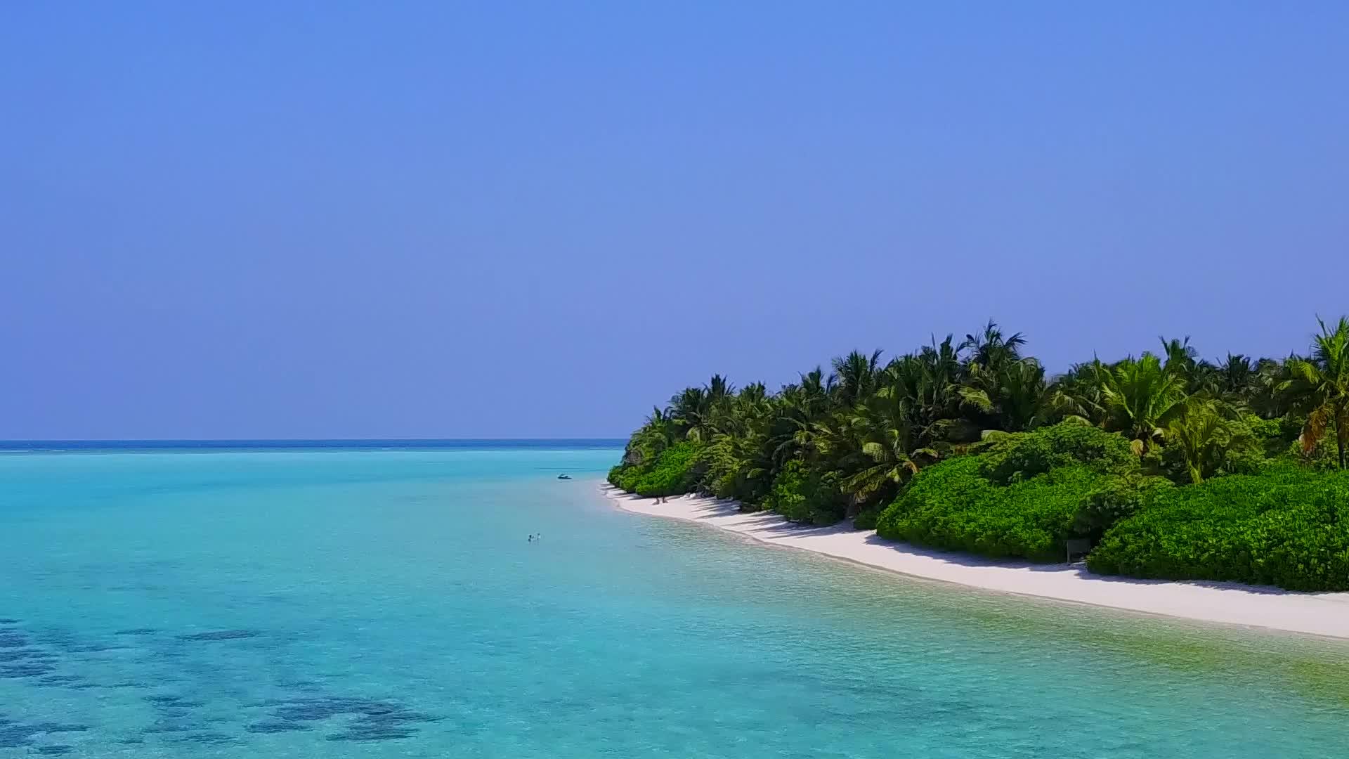 蓝色环礁湖和白色沙滩的天堂度假胜地视频的预览图