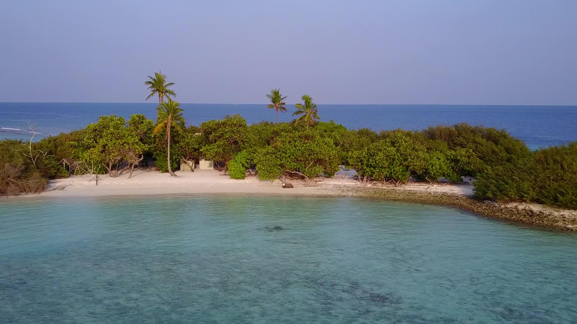 具有蓝绿环礁湖和浅沙背景的海滩生活方式视频的预览图