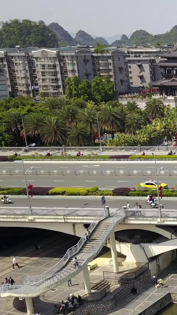 桂林解放桥人流车流恢复航拍高清航拍视频的预览图