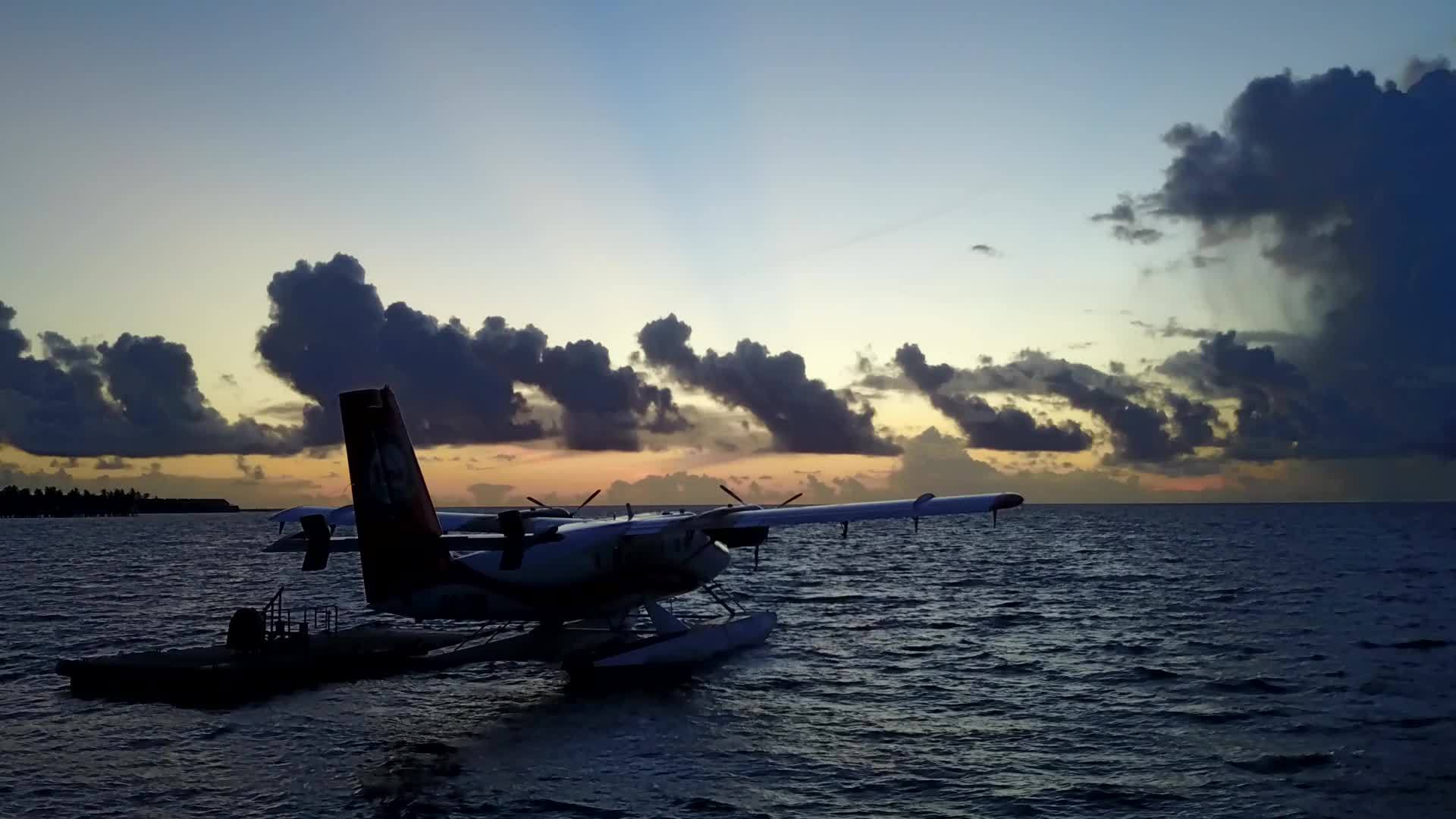 夕阳海面上的飞机视频的预览图