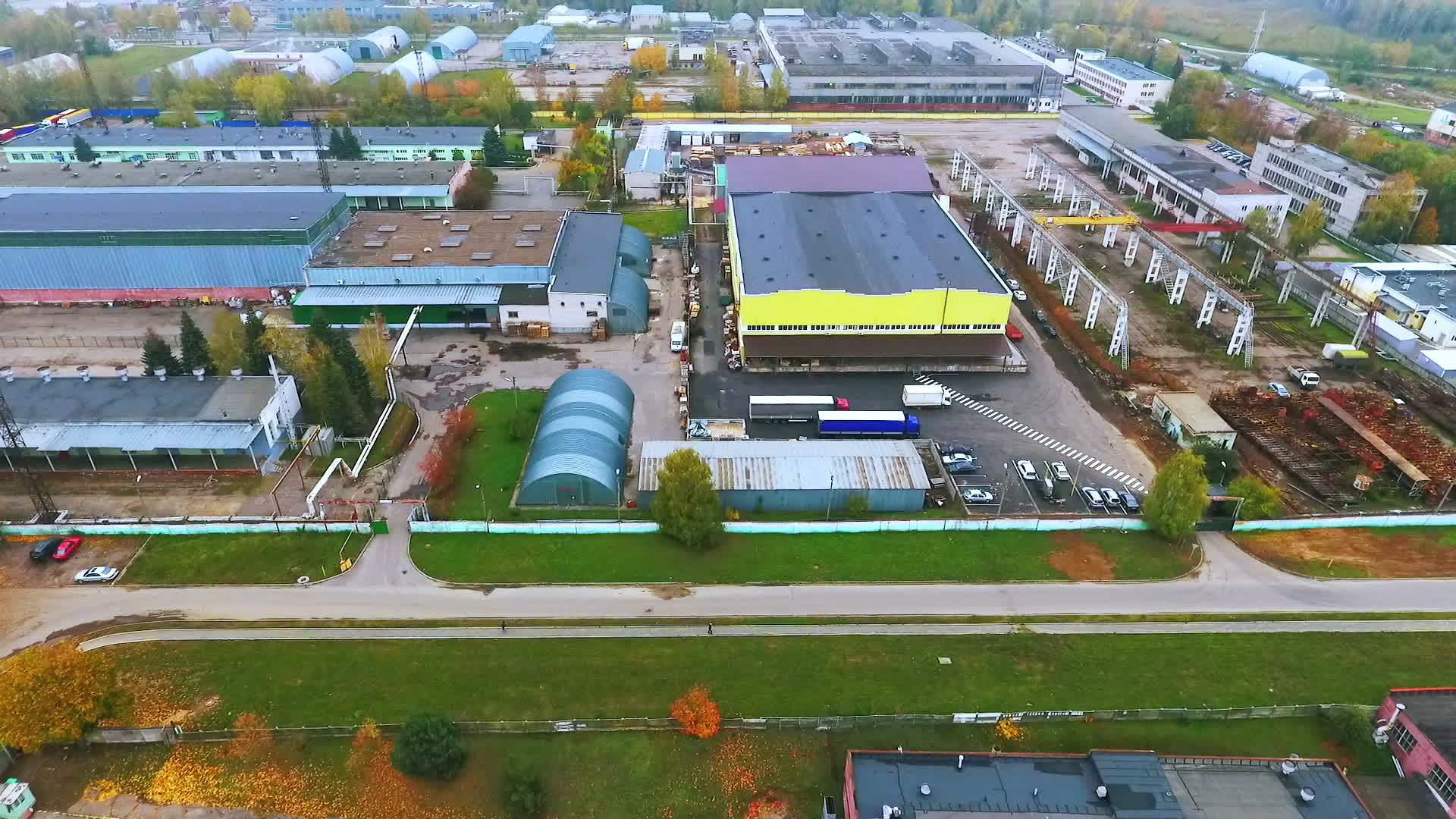 无人机检查工业厂房上的仓库区域工业建筑天景视频的预览图