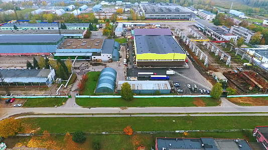 无人机检查工业厂房上的仓库区域工业建筑天景视频的预览图
