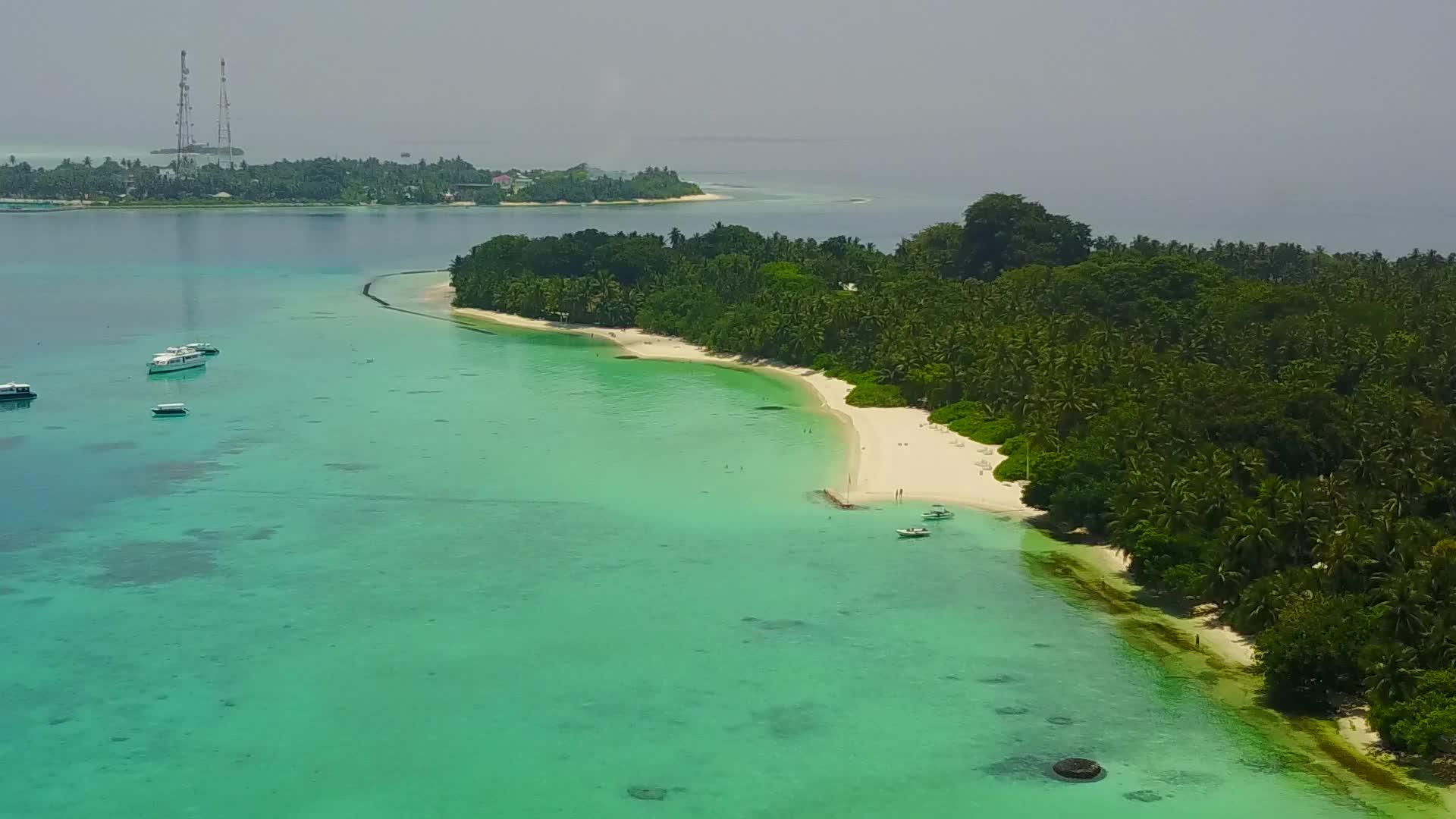 空中无人驾驶以浅海和白色沙滩的背景打破天堂岛海滩视频的预览图