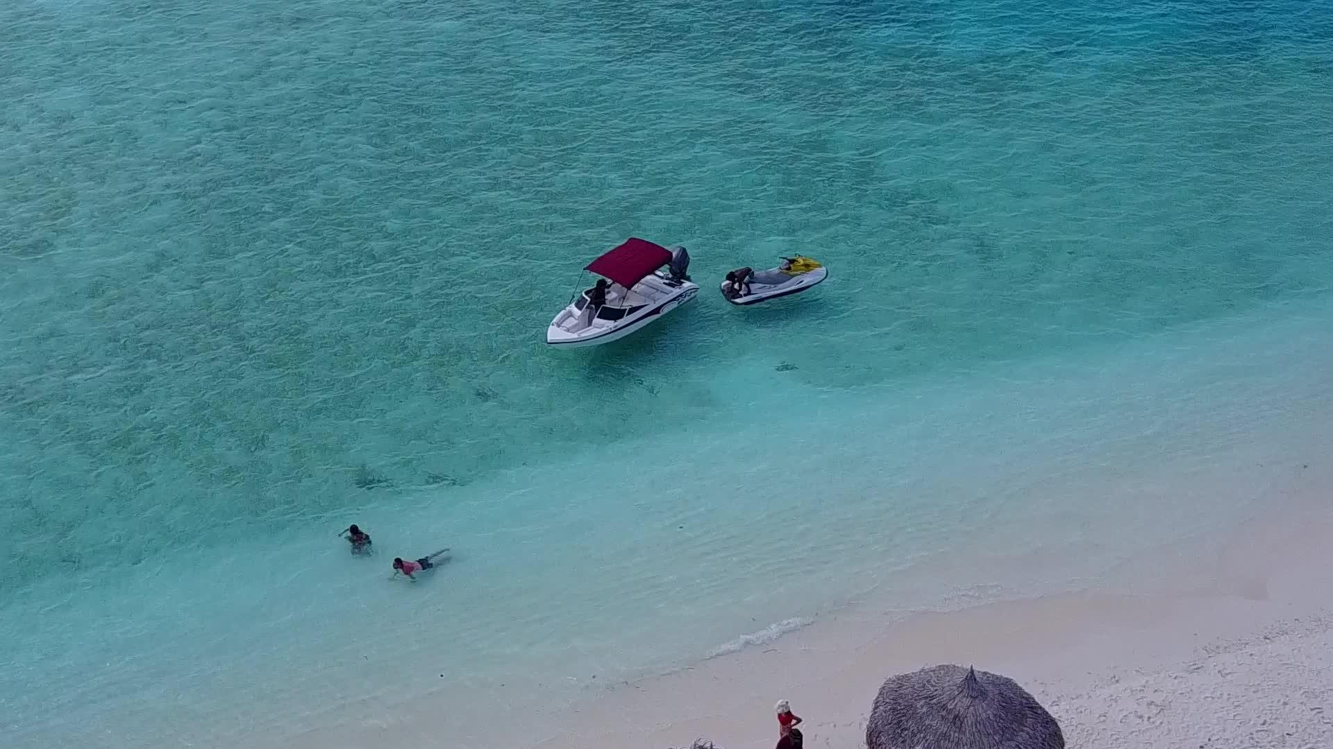 白沙背景浅海豪华度假村海滩空中无人机旅行视频的预览图