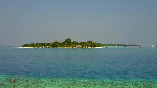 蓝色环礁湖和白色沙滩的背景视频的预览图