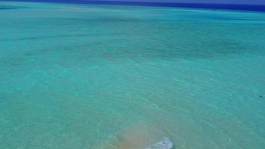 白沙背景蓝绿色海洋热带海岸线海滩空中旅游视频的预览图