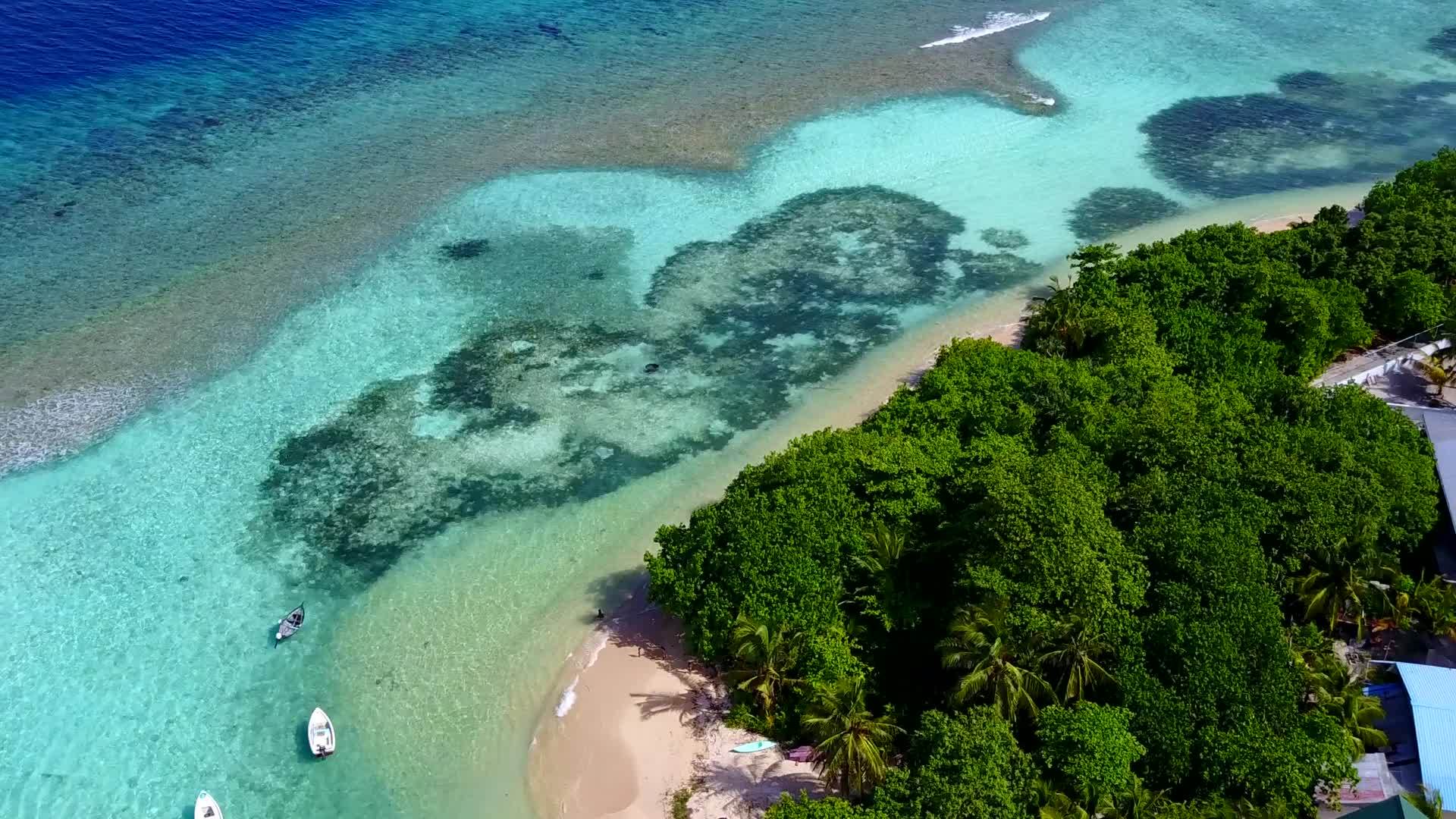 蓝色的海洋以白色的沙底蓝海为航程在长途环礁湖的海滩上空中视频的预览图