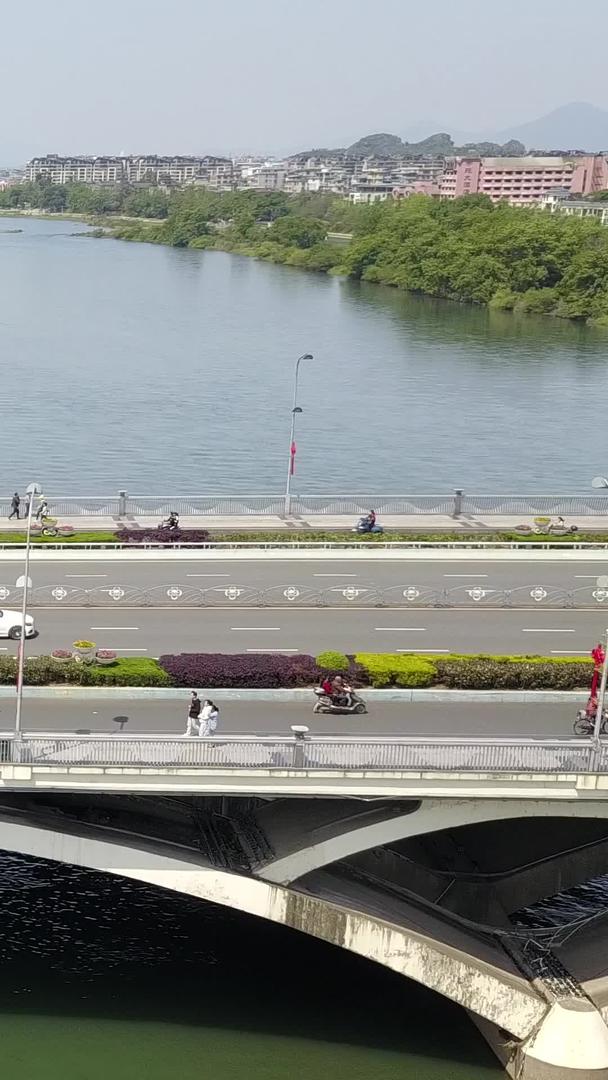 桂林解放桥人流车流恢复航拍高清航拍视频的预览图
