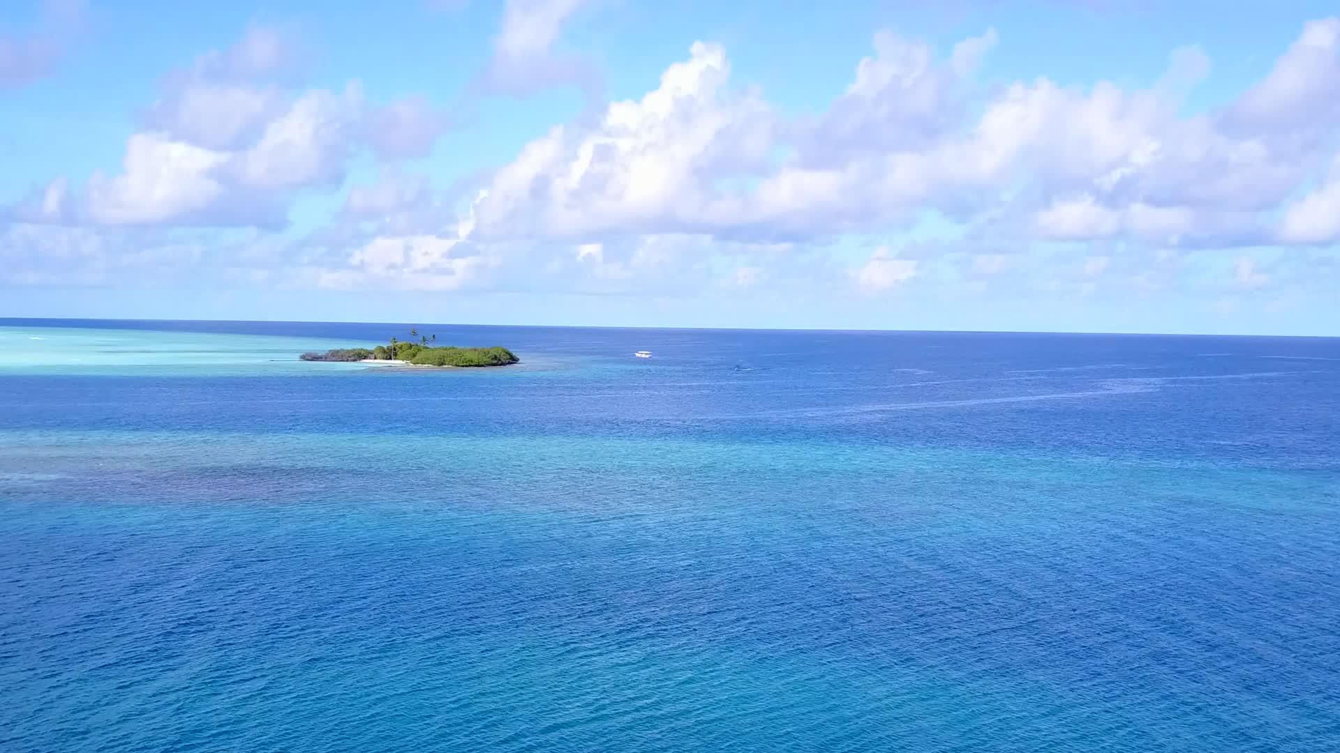 完美的海湾海滩之旅的蓝色绿色海和白色海滩背景视频的预览图