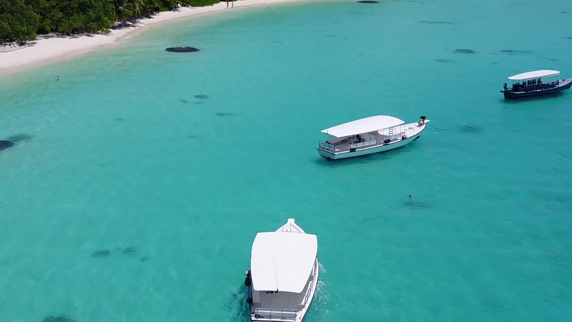 蓝绿色的水和白色的沙子滩之旅无人机海景视频的预览图