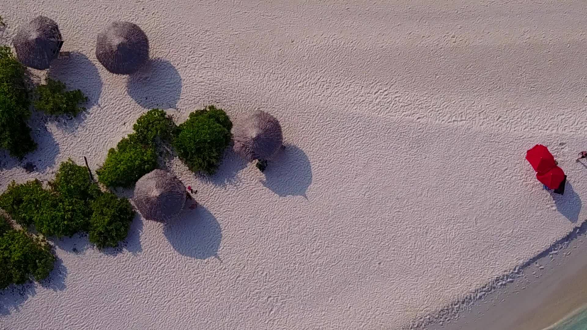 明亮海滩下美丽海滩的无人机景观角度视频的预览图