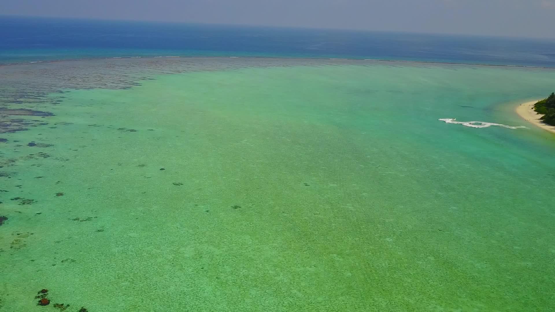 在蓝色的水和白色的沙背景下宁静的海岸海滩视频的预览图