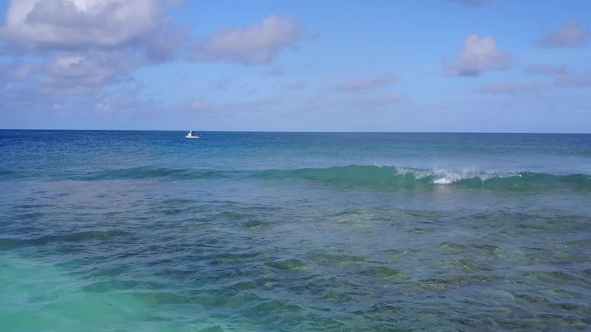 热带海岸海滩时间通过蓝绿色海洋和白色沙底蓝绿色背景视频的预览图
