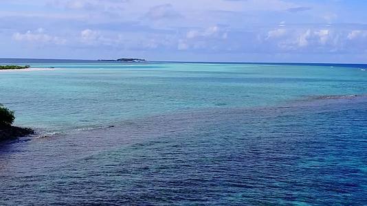 海洋海岸线海滩冒险无人机全景在蓝色、绿色、海洋和白色沙子的背景下视频的预览图