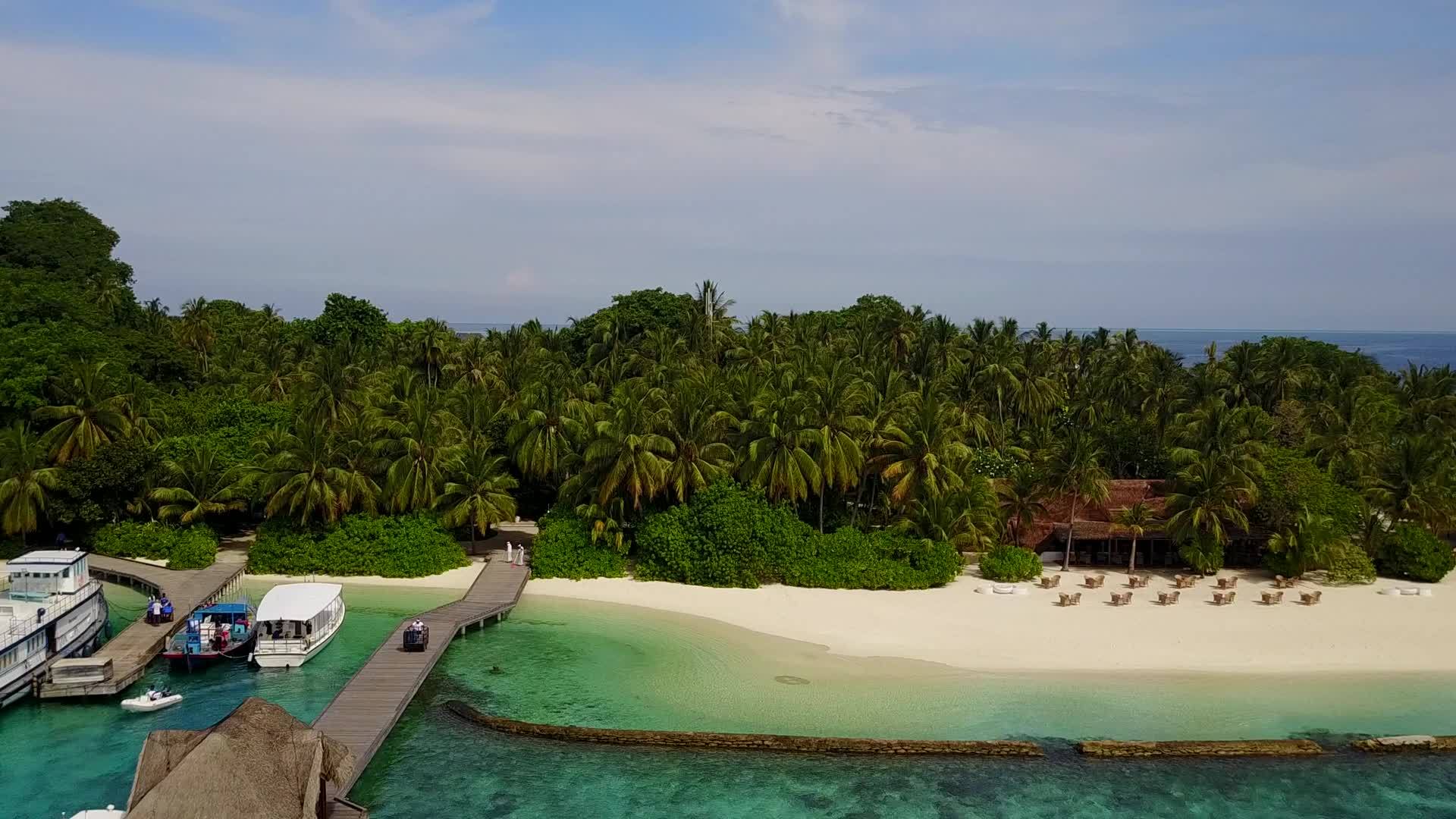 蓝色的海水和干净的沙质背景完美的海湾海滩度假无人机视频的预览图