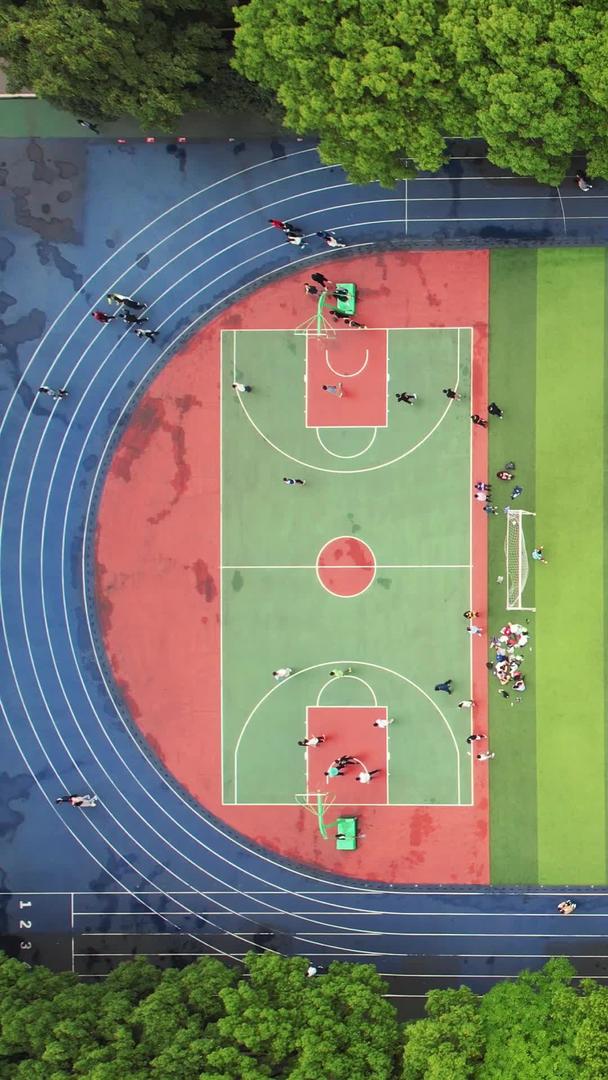 航拍城市校园足球场体育课运动健身比赛教学素材视频的预览图