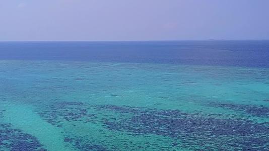 海洋海岸海滩旅行的空中无人机全景从清澈的海洋和白沙视频的预览图